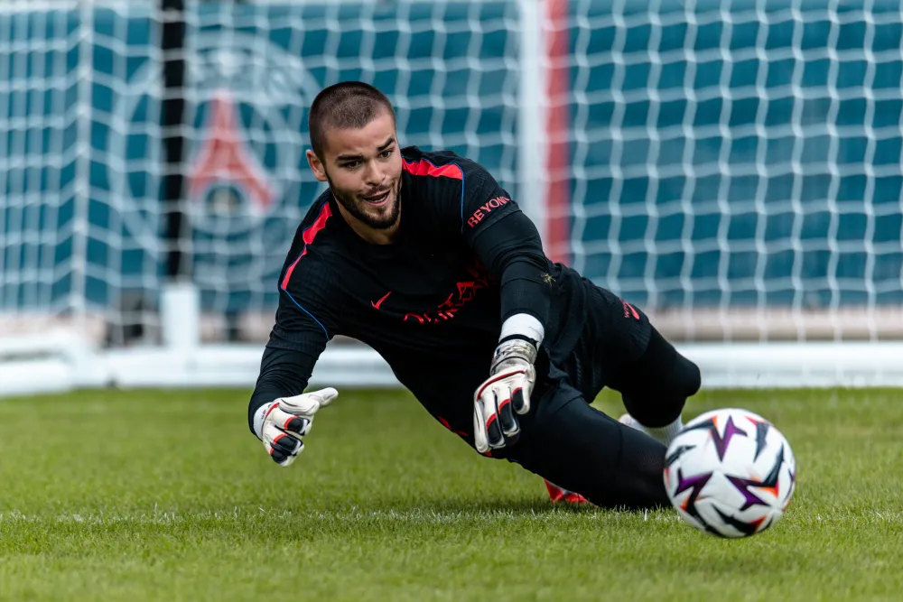 PSG : Lucas Chevalier vers un départ en janvier ?