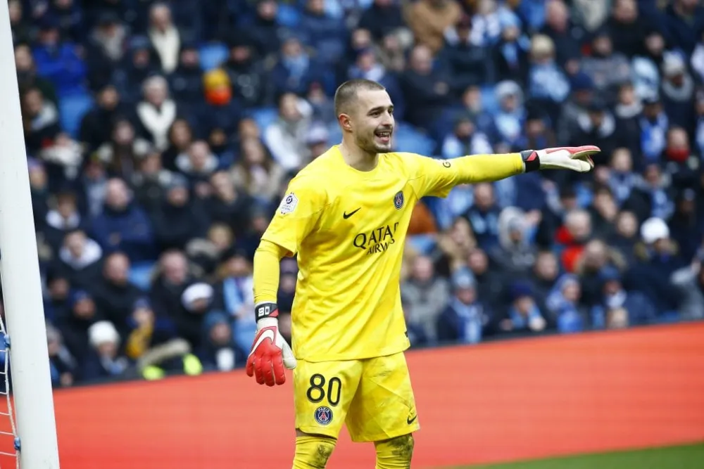 Arnau Tenas avec le PSG (PSG.FR)