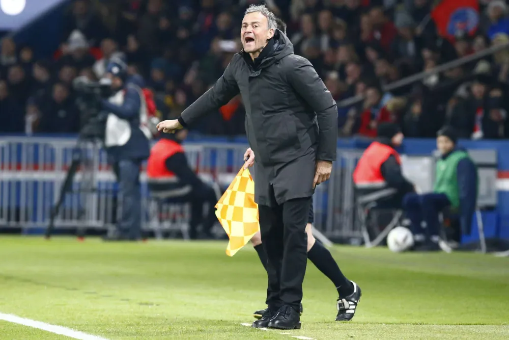 Luis Enrique sur le banc du PSG (PSG.FR)