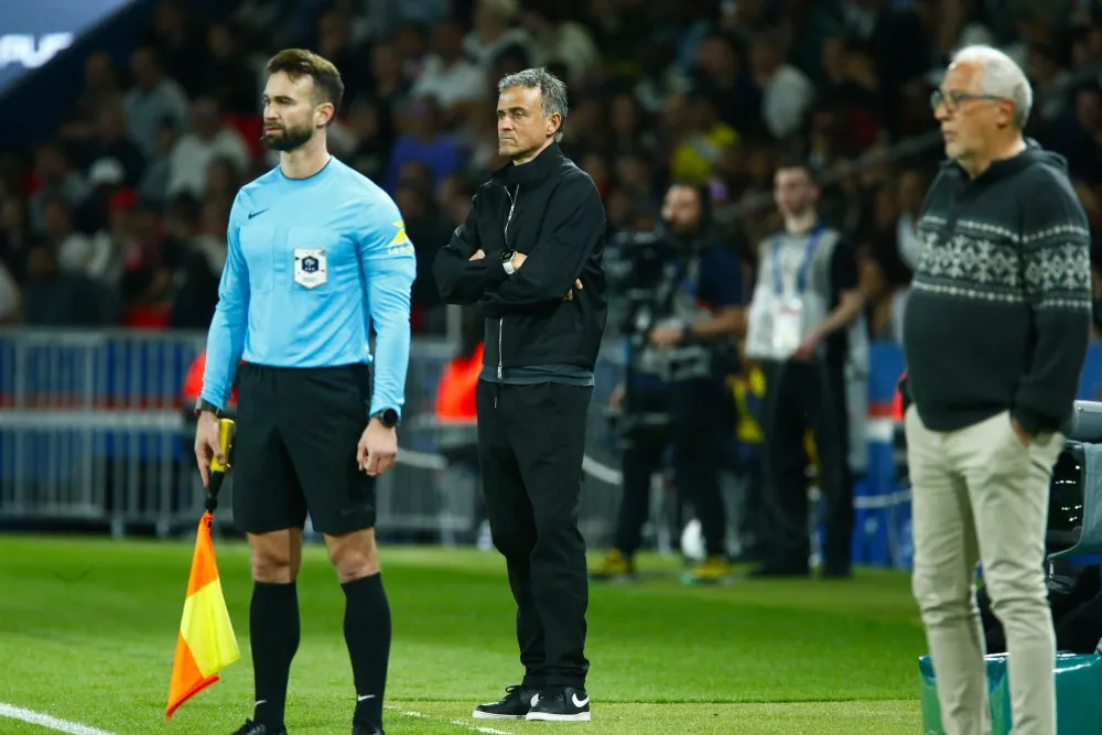 Luis Enrique sur le banc du PSG (PSG.FR)
