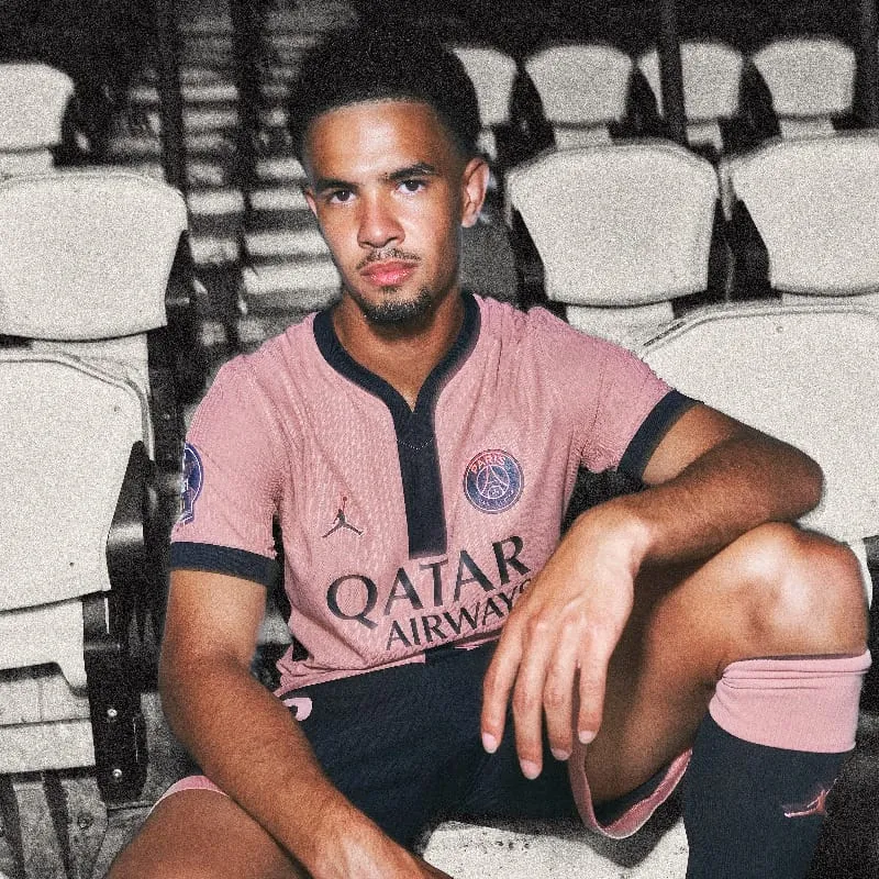 Warren Zaïre-Emery avec le nouveau maillot third (PSG.FR)