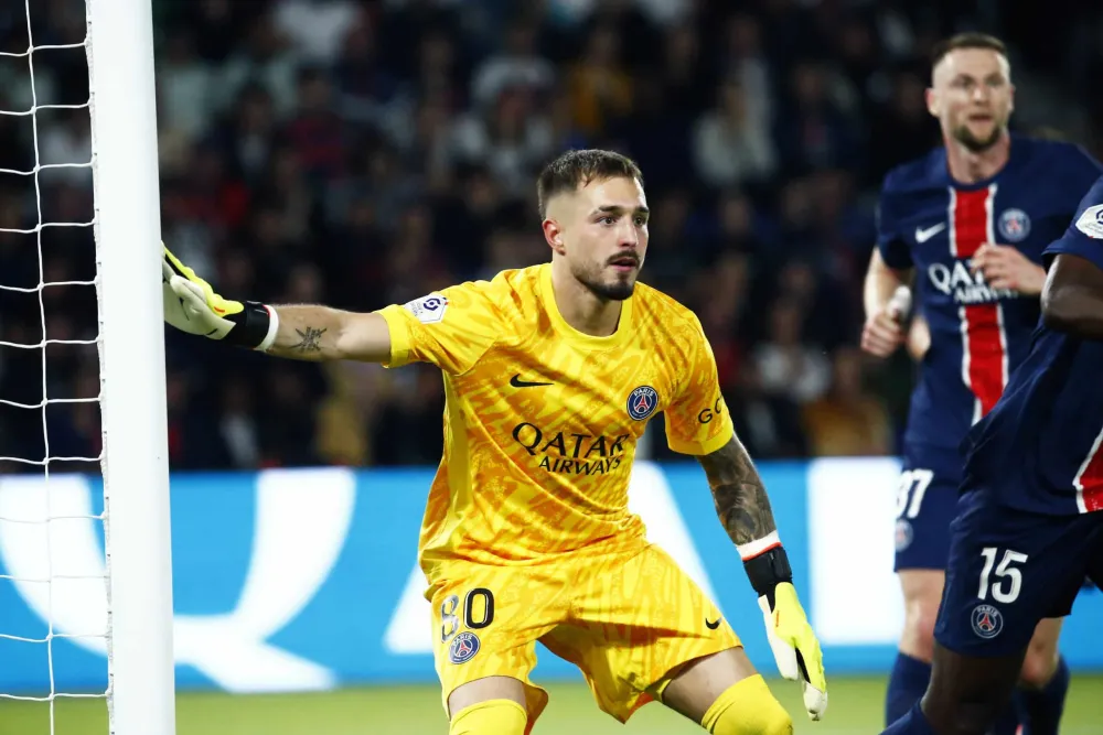 Arnau Tenas avec le PSG (PSG.FR)