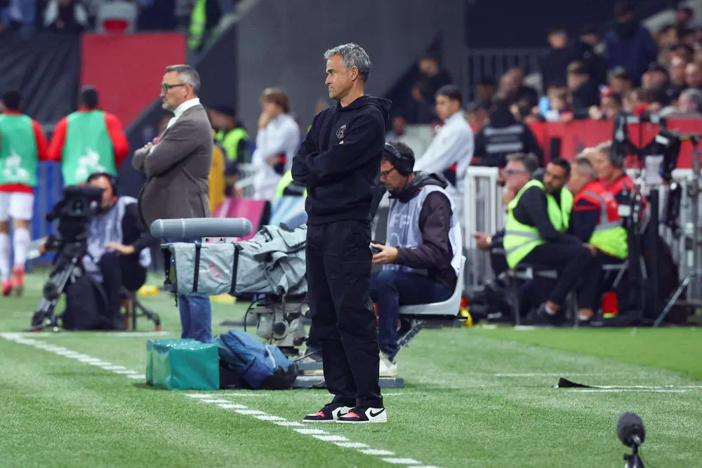 Luis Enrique sur le banc du PSG (PSG.FR)