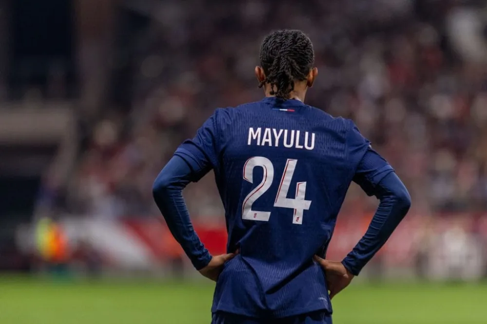 Senny Mayulu avec le PSG (PSG.FR)