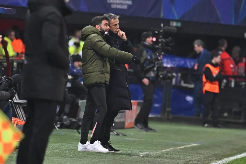 L'entraineur Luis Enrique avec son adjoint (PSG.FR)
