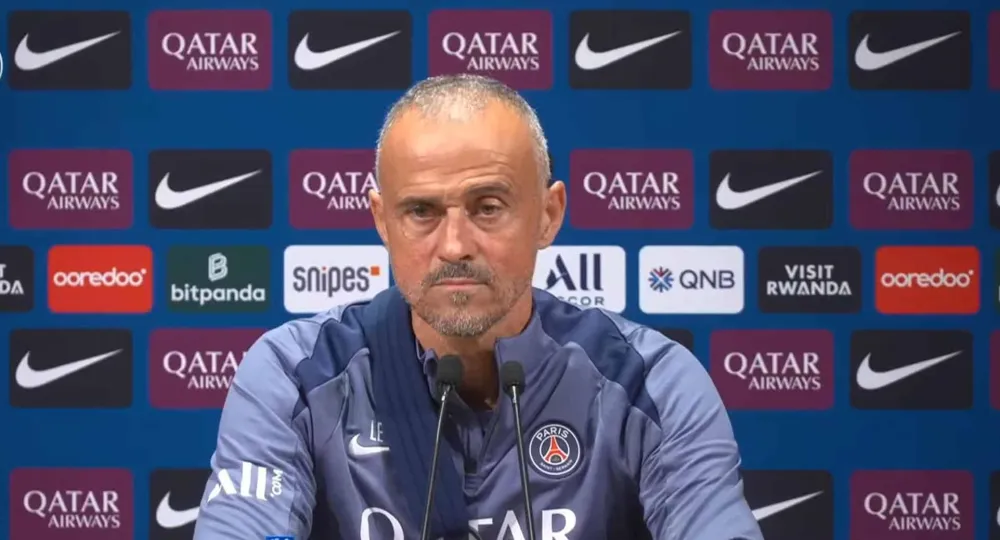 Luis Enrique, l'entraîneur du PSG, en conférence de presse.