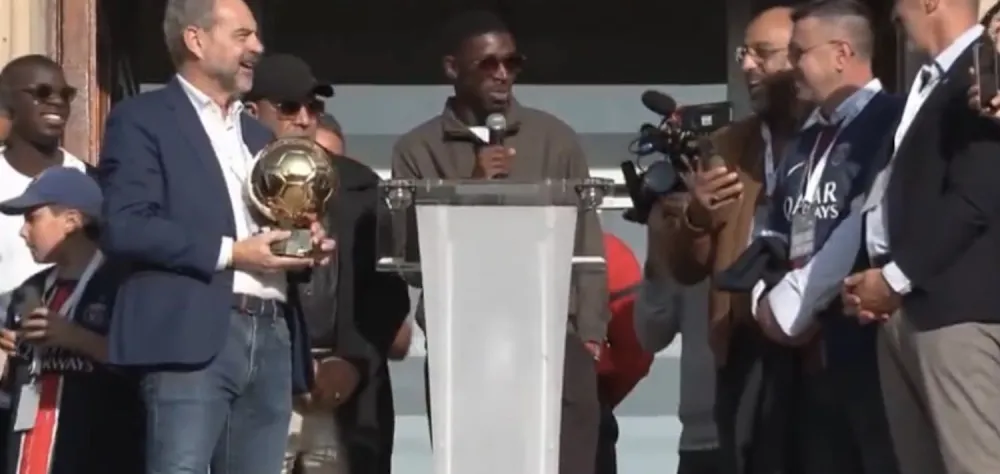 Ousmane Dembélé et son Ballon d'Or à Evreux (BFM TV)