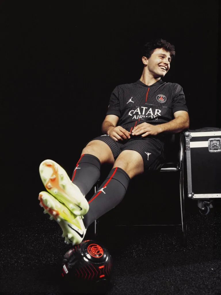 Joao Neves avec le nouveau maillot fourth (PSG.FR)