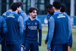 Vitinha et le groupe parisien (PSG.FR)