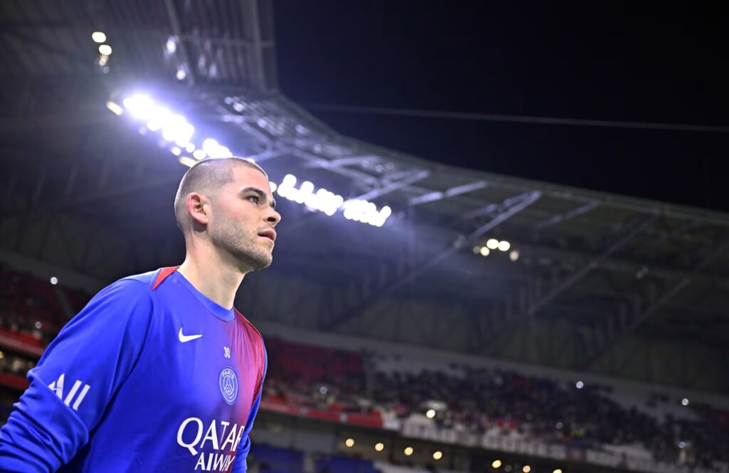 Lucas Chevalier avec le PSG (PSG.FR)