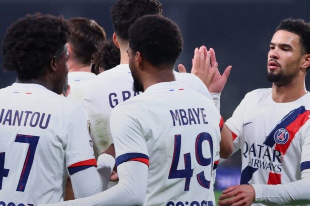 Ibrahim Mbaye et les joueurs parisiens face à Metz (PSG.fr)