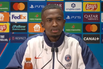 Willian Pacho en conférence de presse